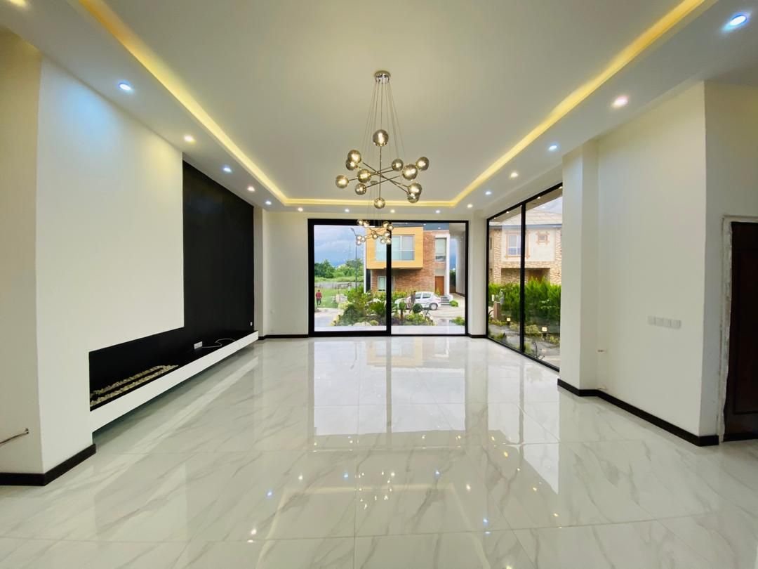 معلم دهان ينفذ طلاء جدار بمنزل في الرياض